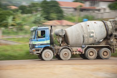 Camion-citerne roulant down un Yaounde rue