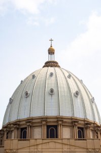 Le croix above le Dôme de le Basilique de Notre-Dame de la Paix