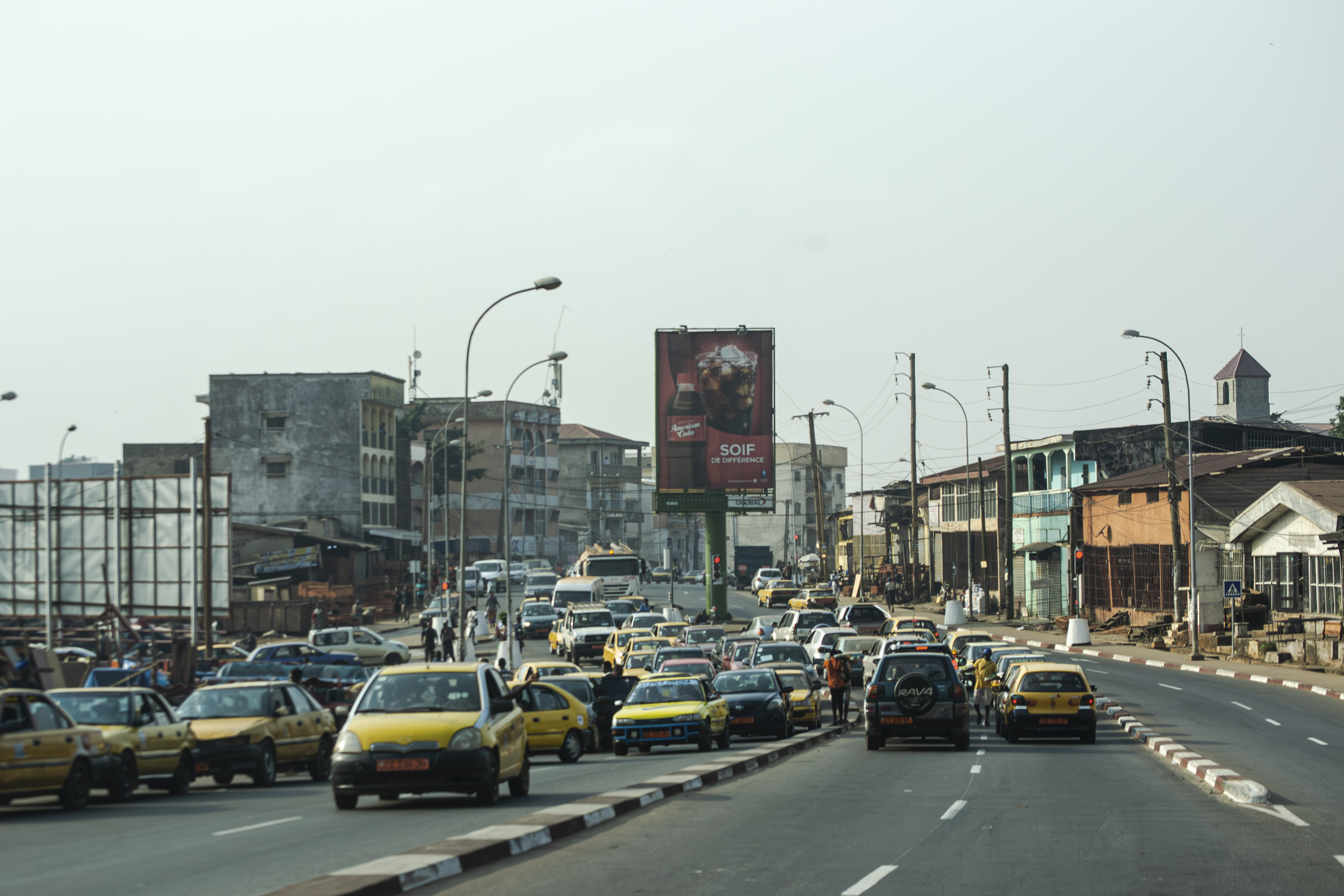 Embouteillage sur un rue à le Odza quartier de Yaounde, Cameroun