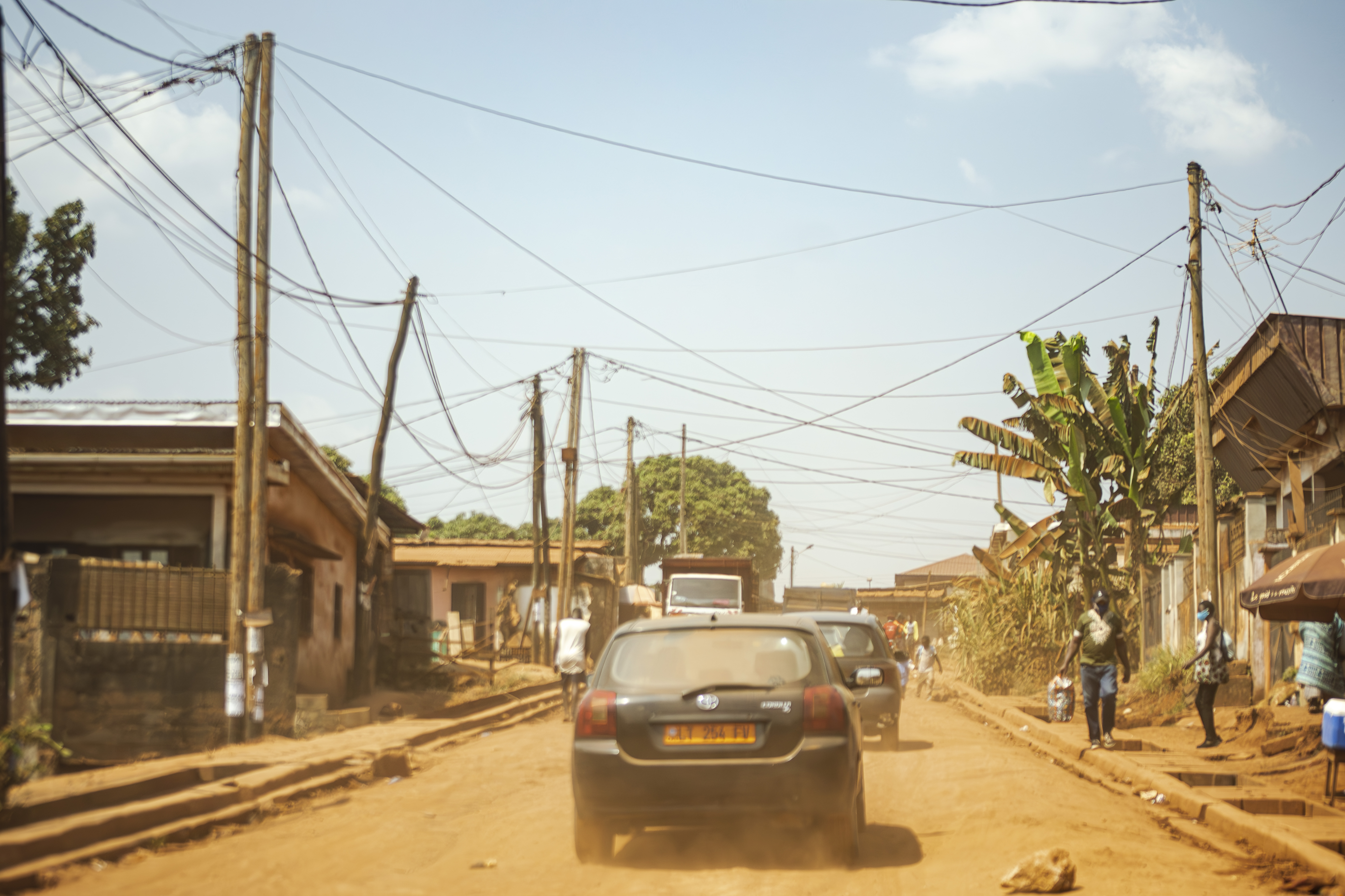 Circulation sur un poussiéreuse road sous construction à yaounde, Cameroun