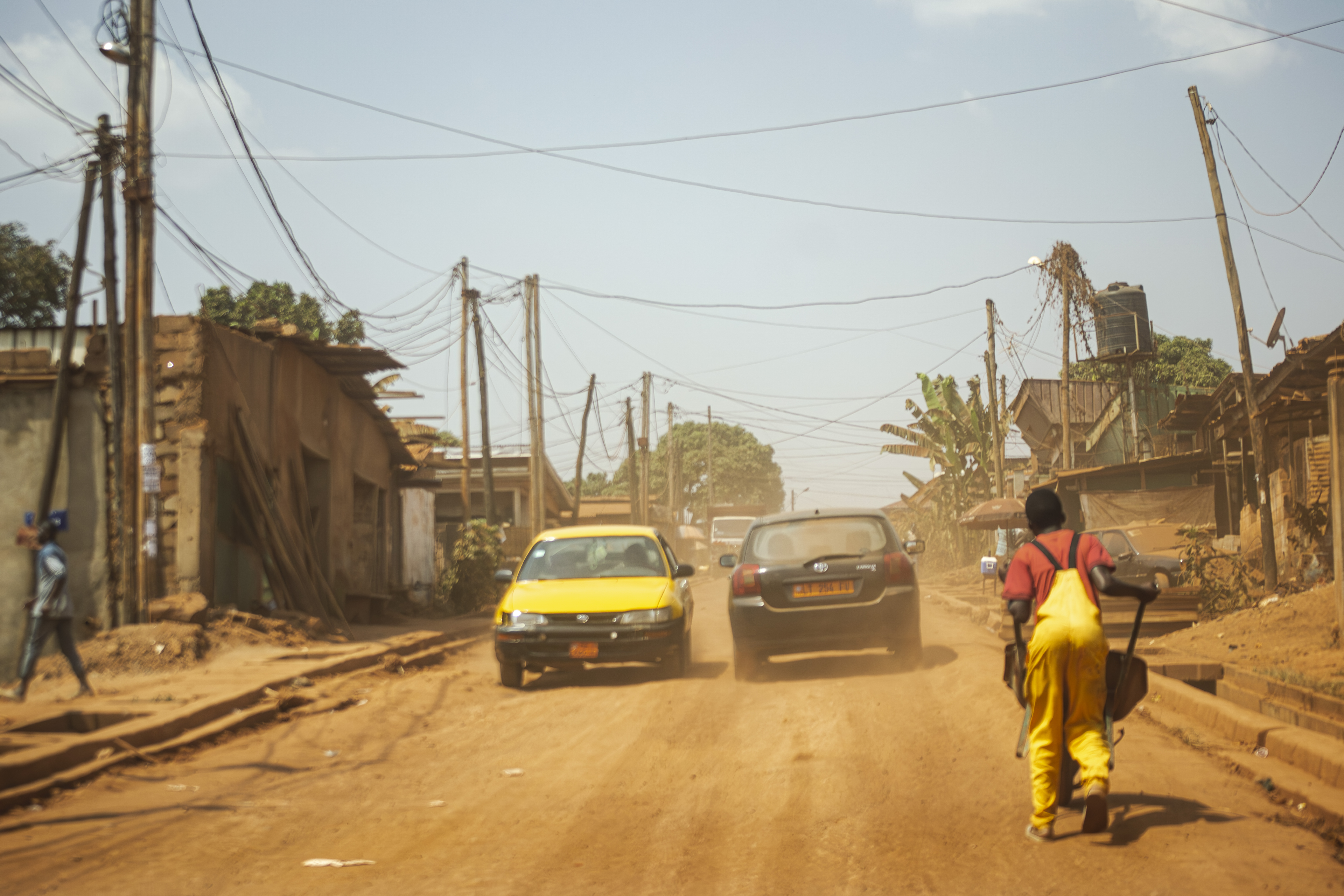 Circulation sur un poussiéreuse road sous construction à yaounde