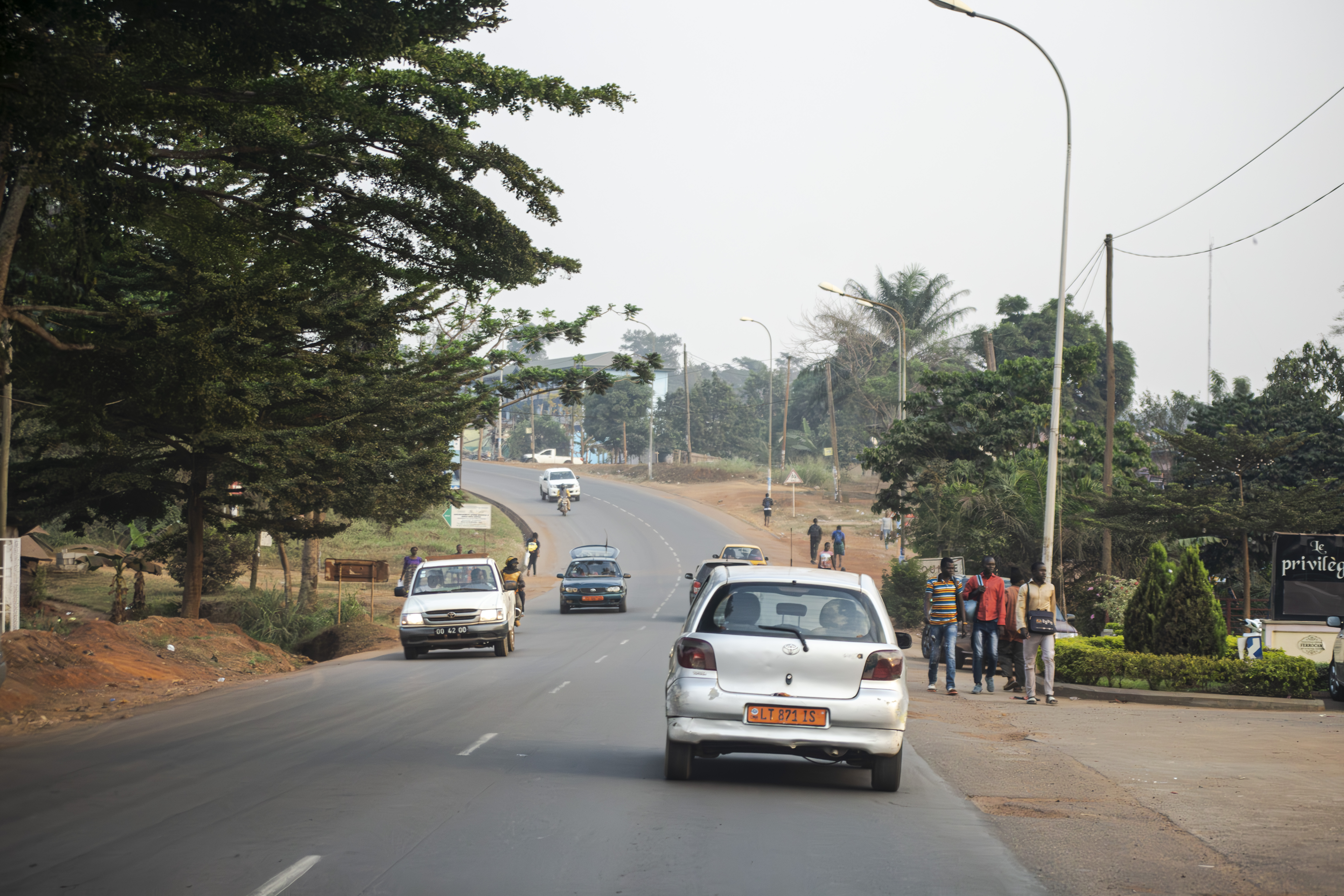 Circulation sur un rue à le odza quartier de yaounde, Cameroun