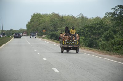 Tricycle avec passagers à le back roulant sur le autoroute à Côte d'Ivoire 01