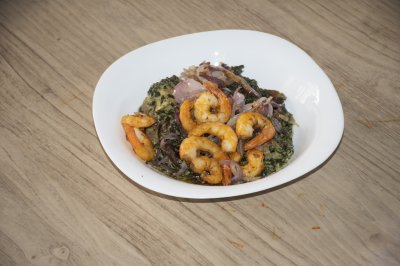 Vue de dessus de Ndolé dish depuis Cameroun avec crevettes fraîches
