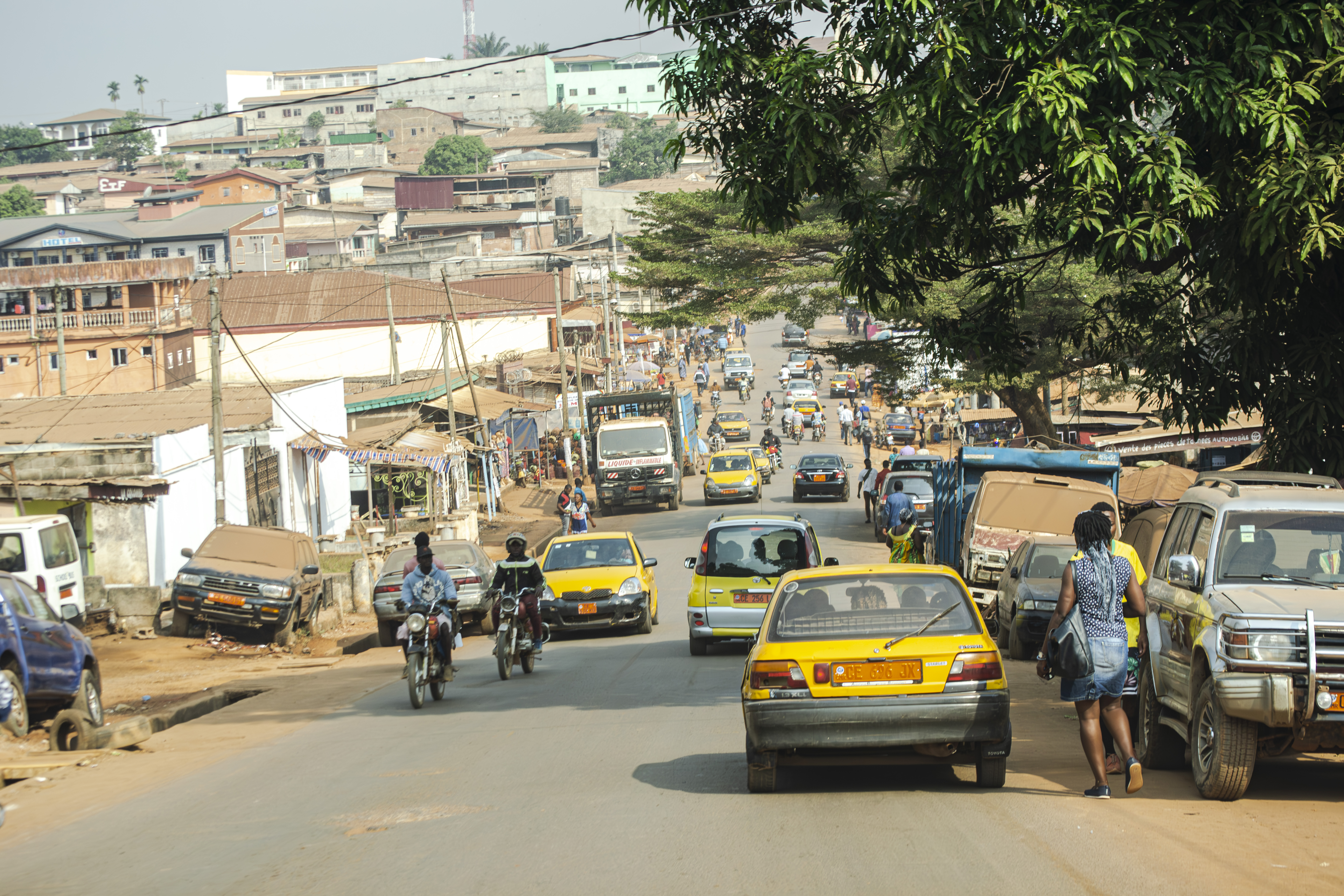 Paysage urbain et Trafic routier à descent kodengui, yaounde, Cameroun