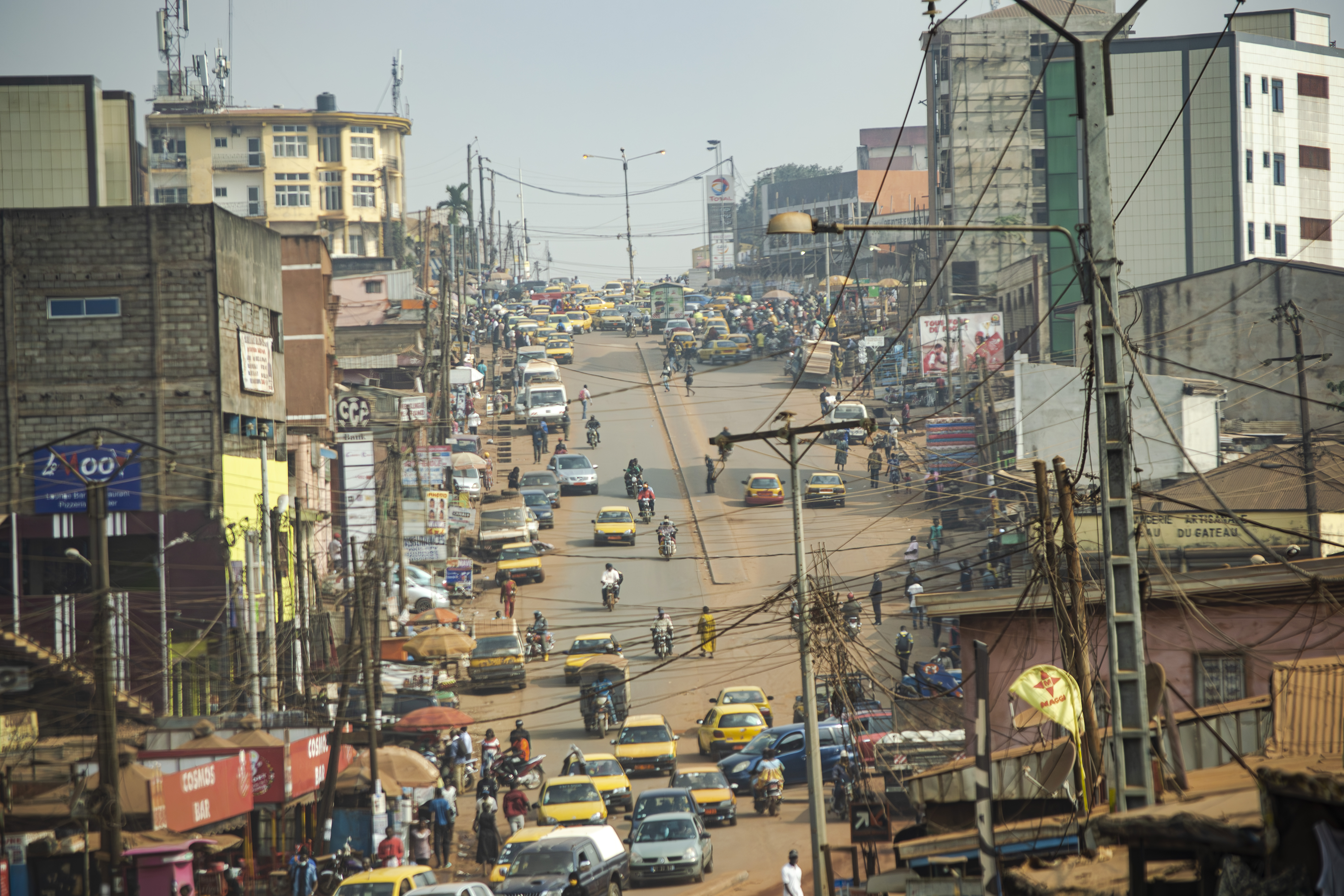 Paysage urbain et Trafic routier à le emombo deuxieme carrefour à le city de yaounde, Cameroun