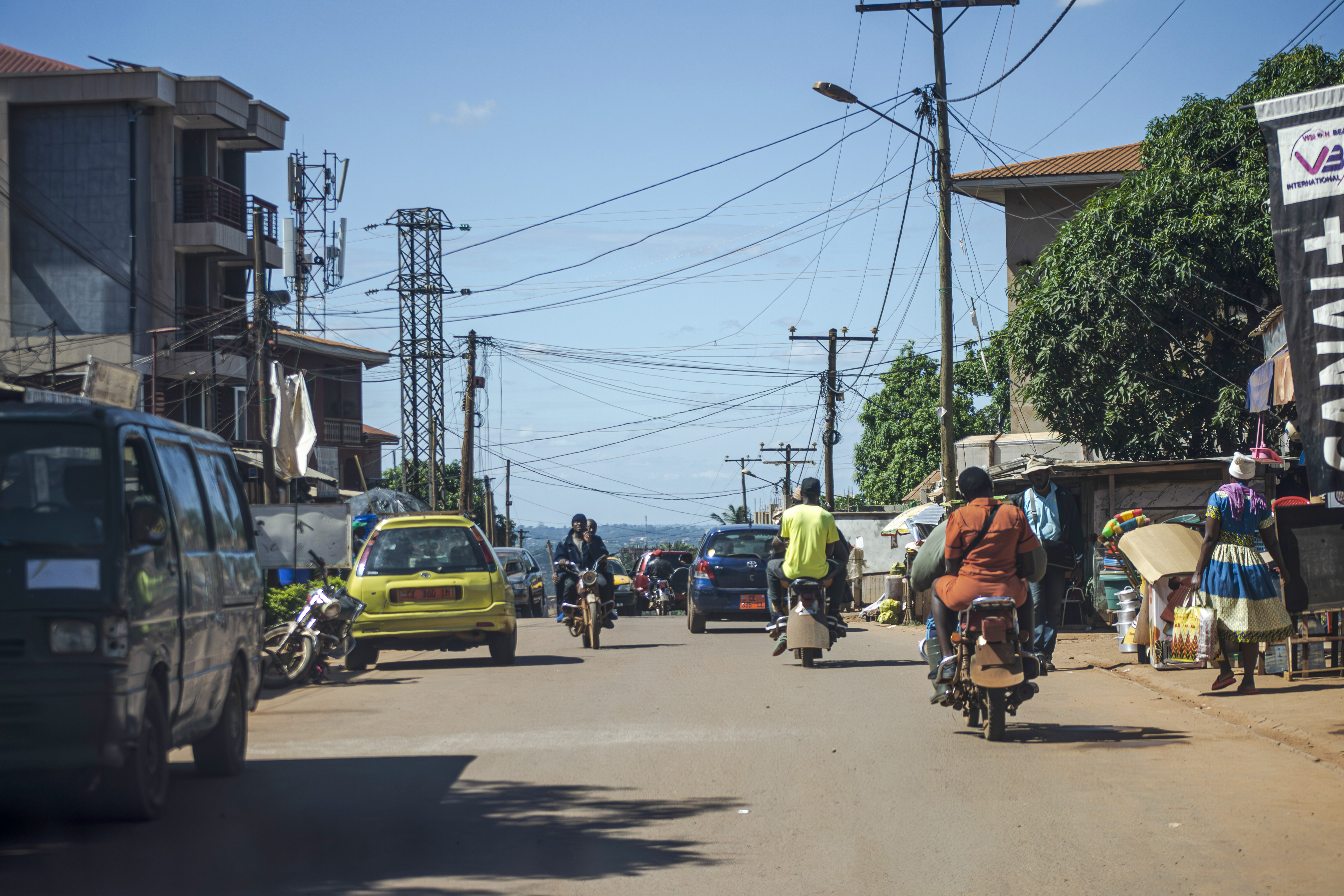 Paysage urbain et Trafic routier sur un rue à yaounde, Cameroun