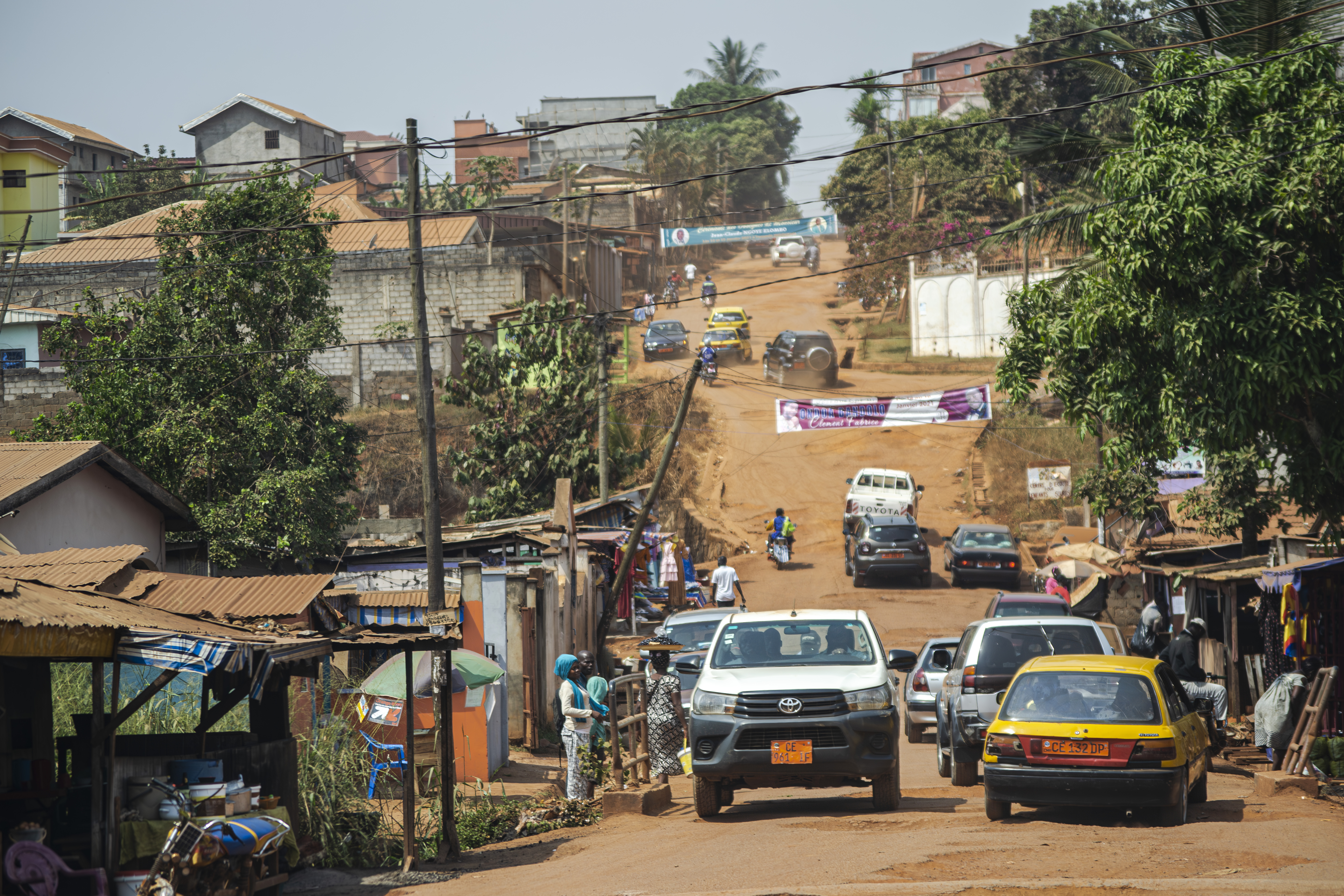 Paysage urbain de un unsealed road à le ngousso quartier de Yaounde, Cameroun