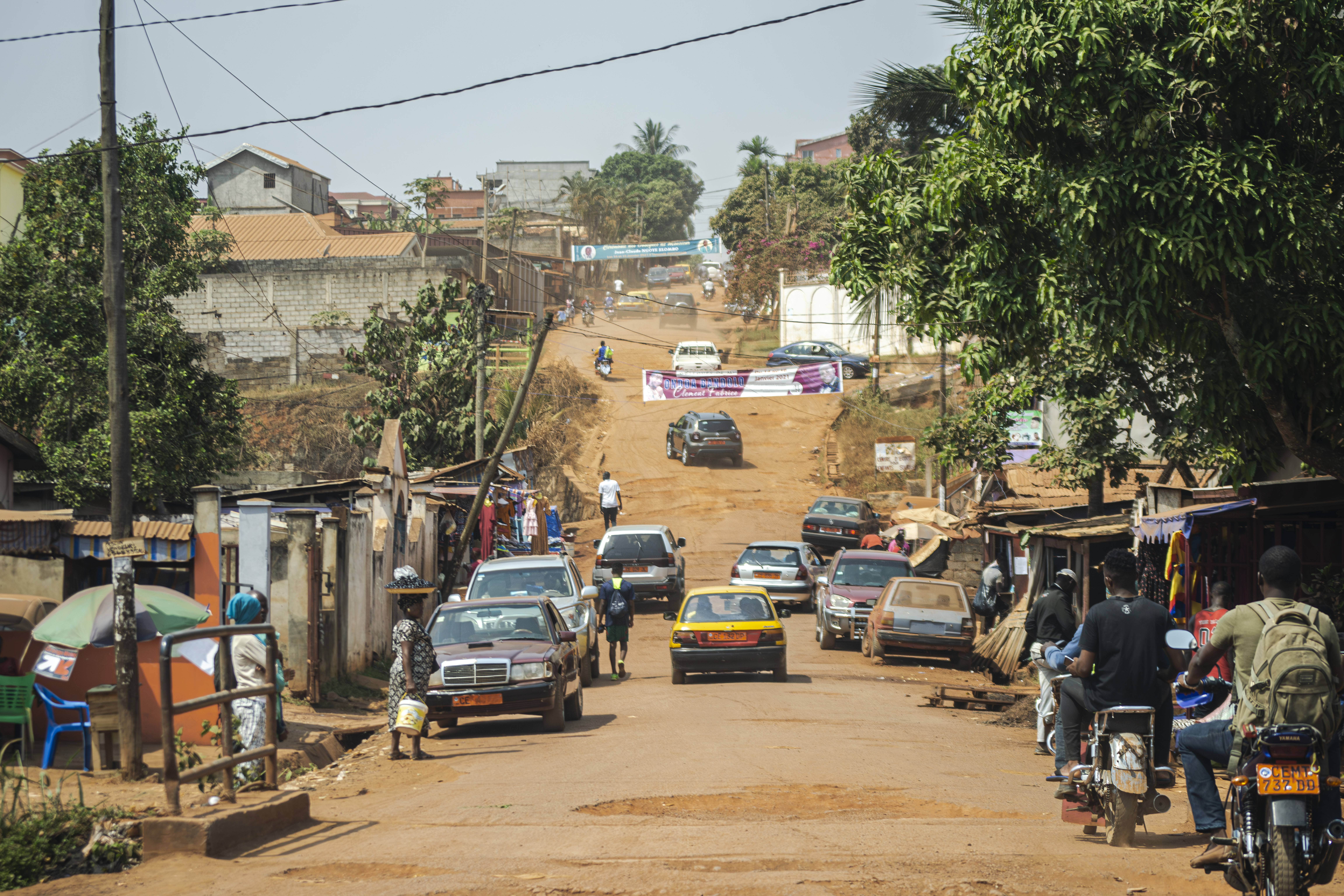 Paysage urbain de un unsealed road à le ngousso quartier de Yaounde