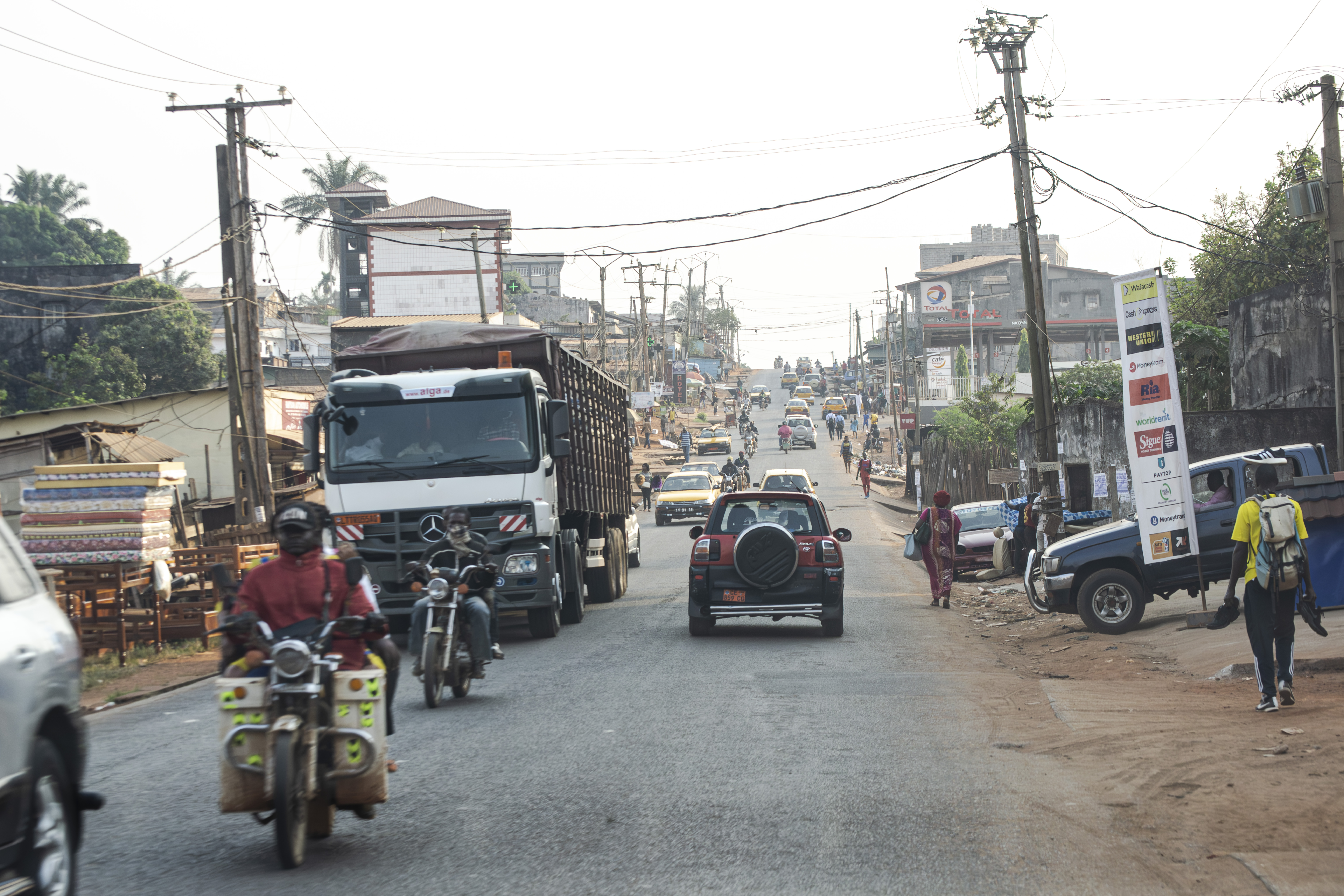 Trafic urbain sur un rue à Yaounde, Cameroun (2)