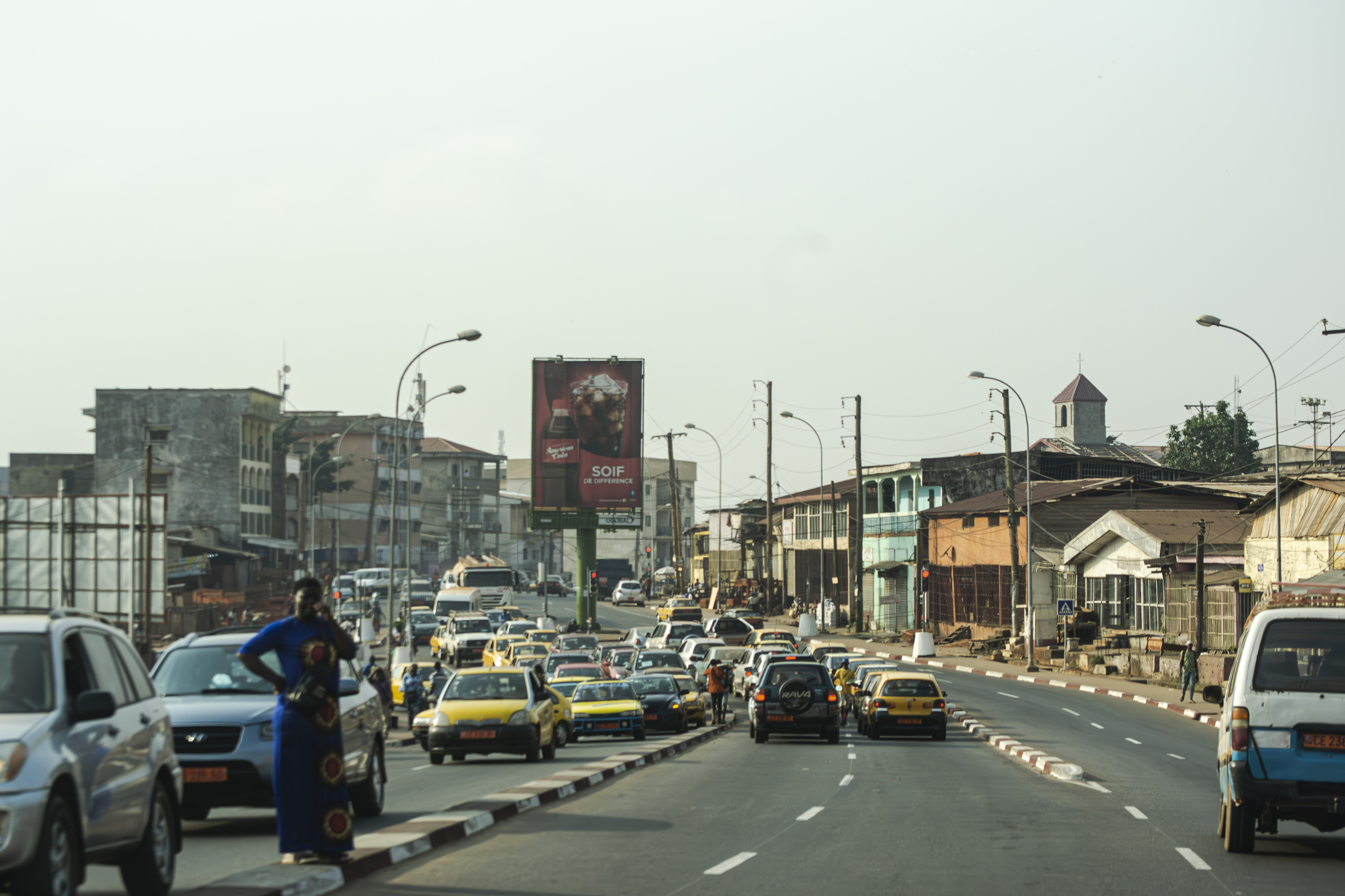 Trafic urbain sur un rue à olezoa Yaounde à Cameroun