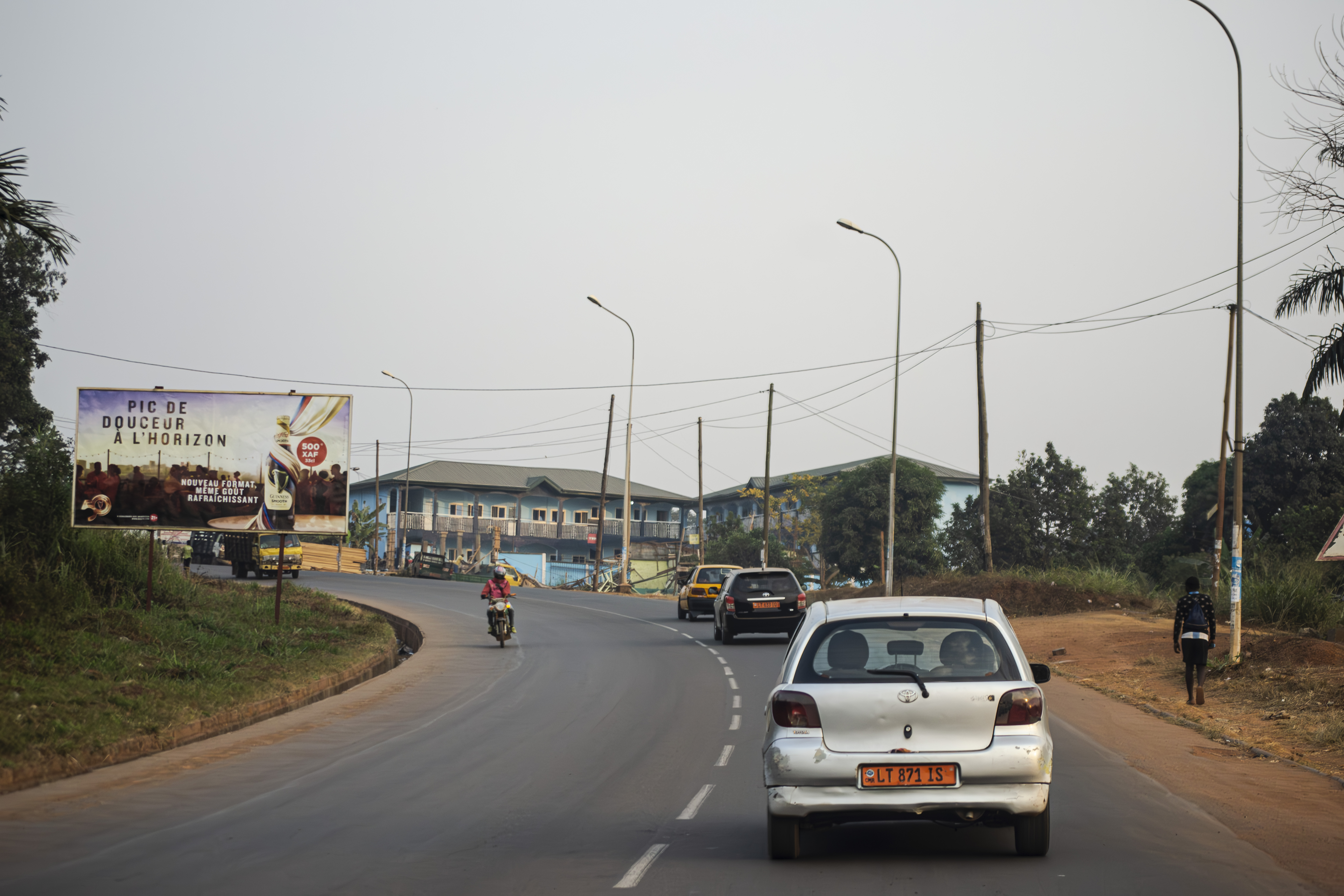 Trafic urbain sur un rue à le Odza quartier de Yaounde à Cameroun