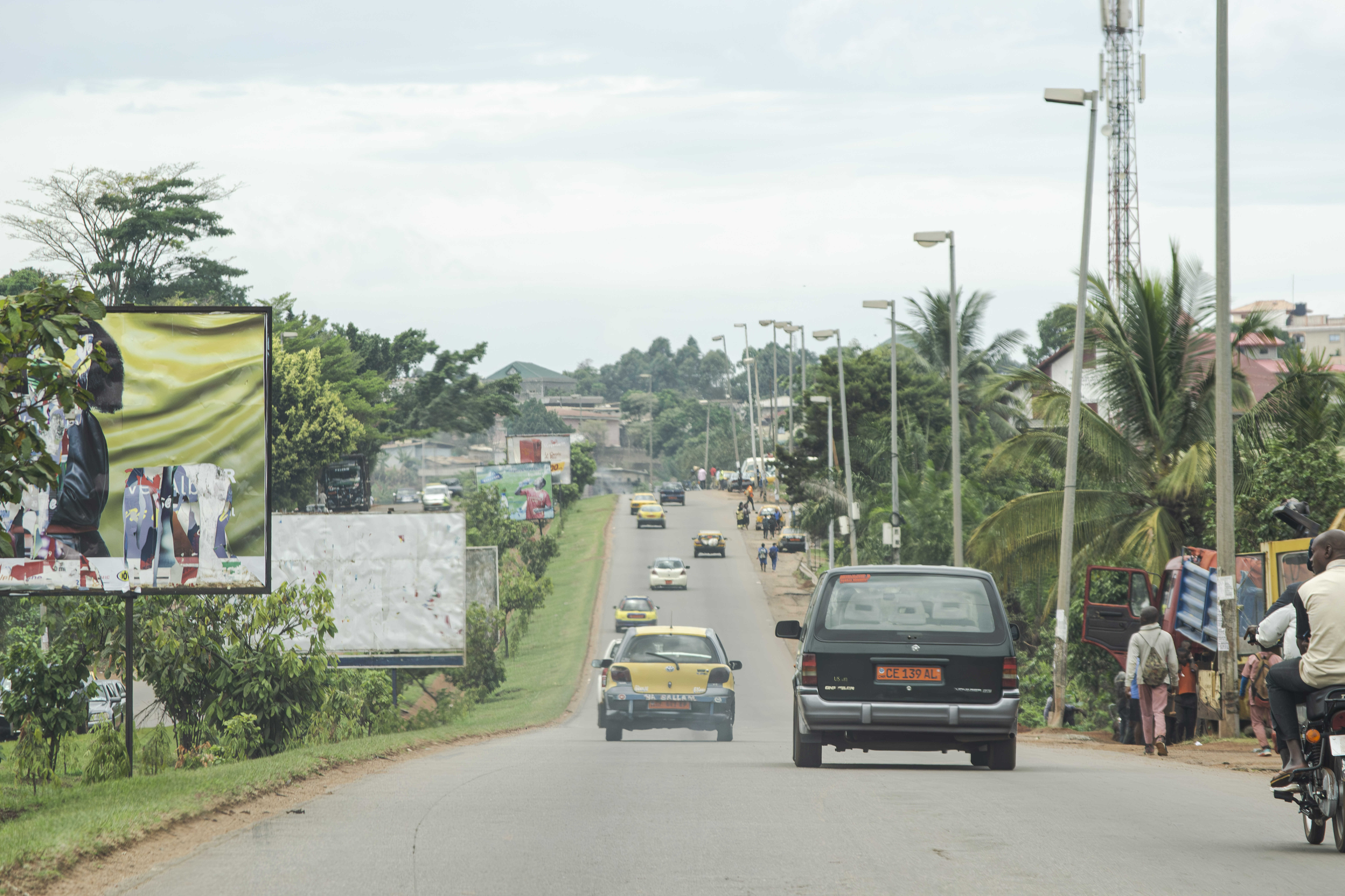 Trafic urbain sur un rue à le Tongolo quartier de Yaounde, Cameroun