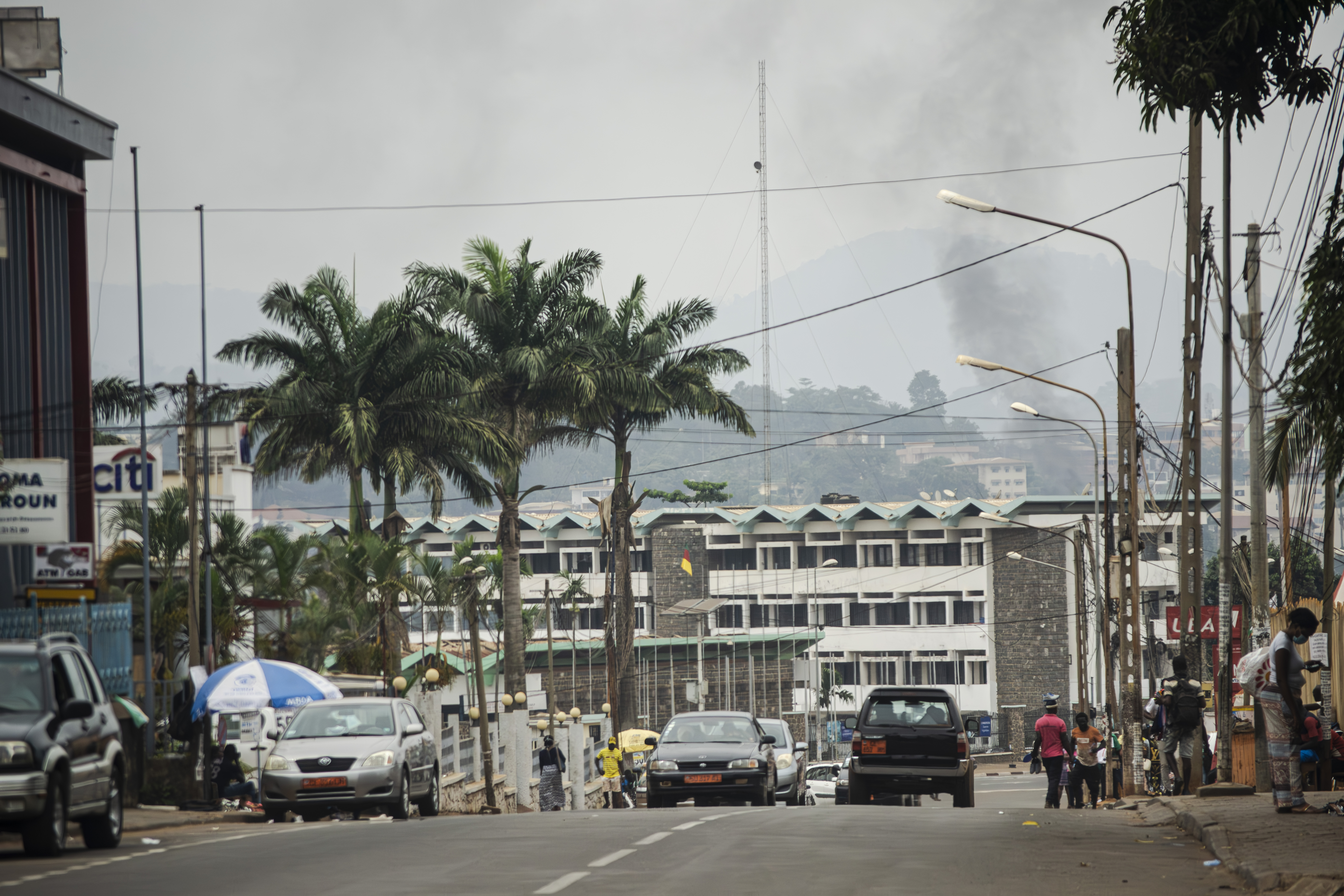 Trafic urbain sur un rue à le Yaounde province quartier de Cameroun