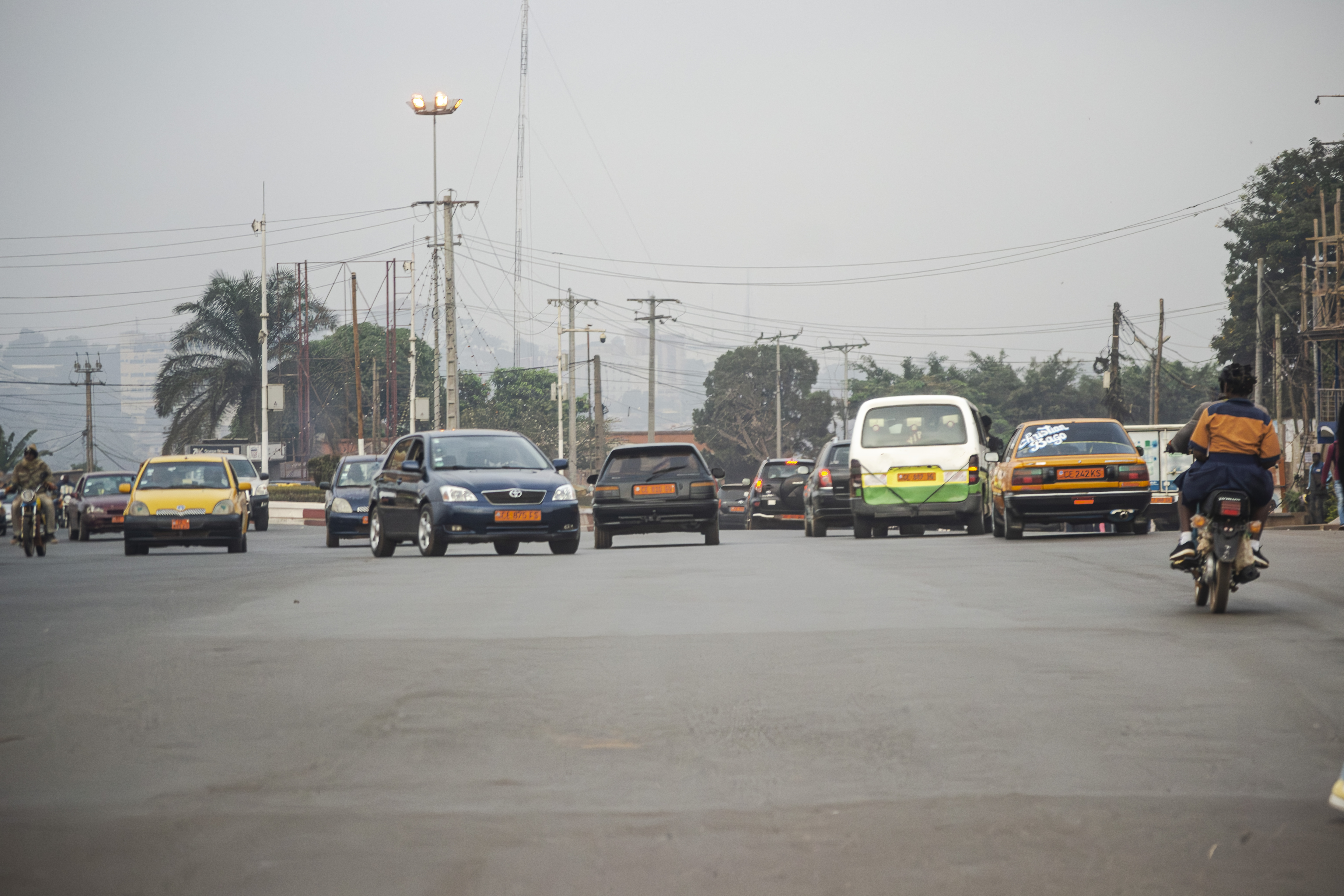 Trafic urbain sur un rue à le Yaounde sports quartier à Cameroun