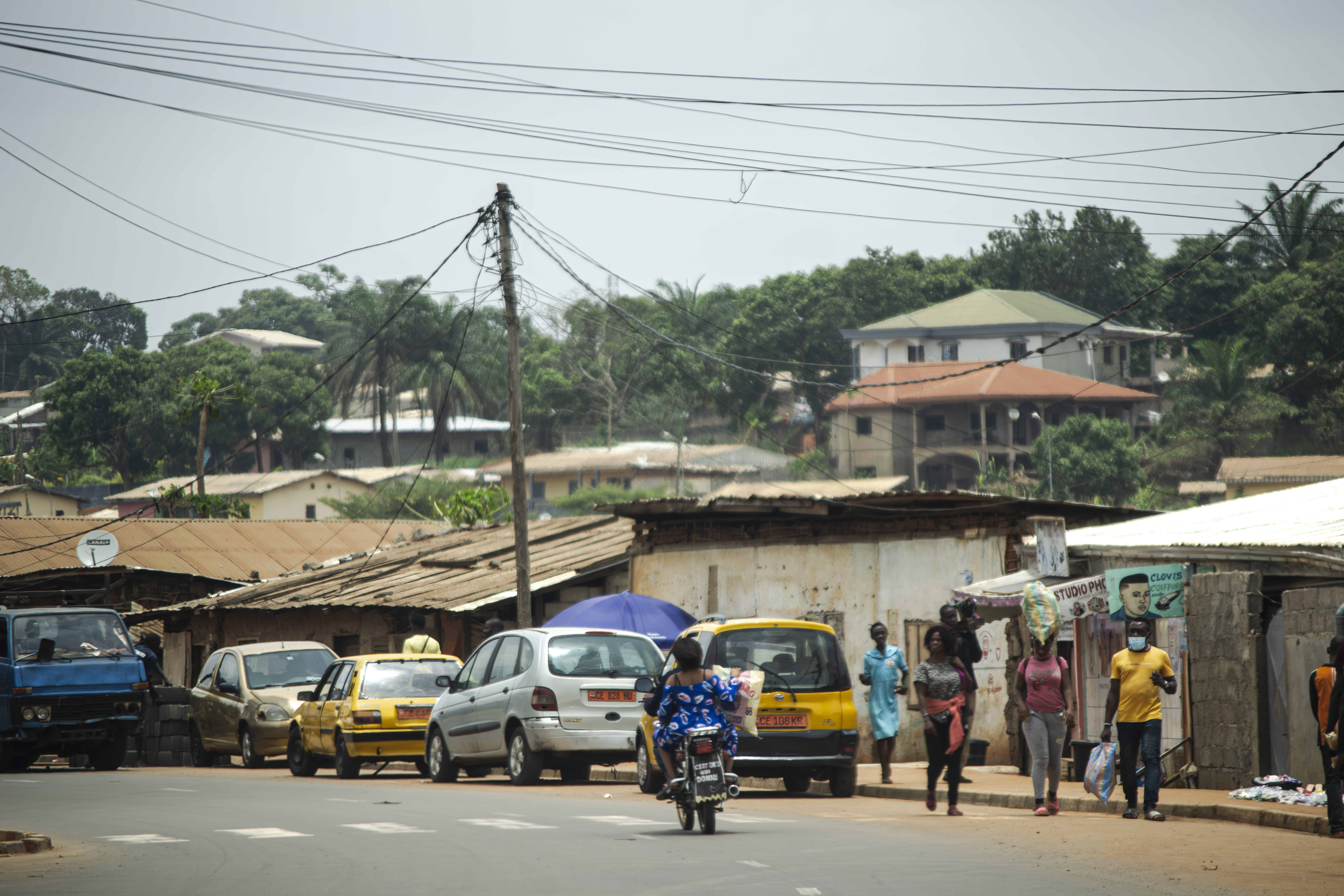 Trafic urbain sur un rue à le etam bafia quartier à yaounde à Cameroun