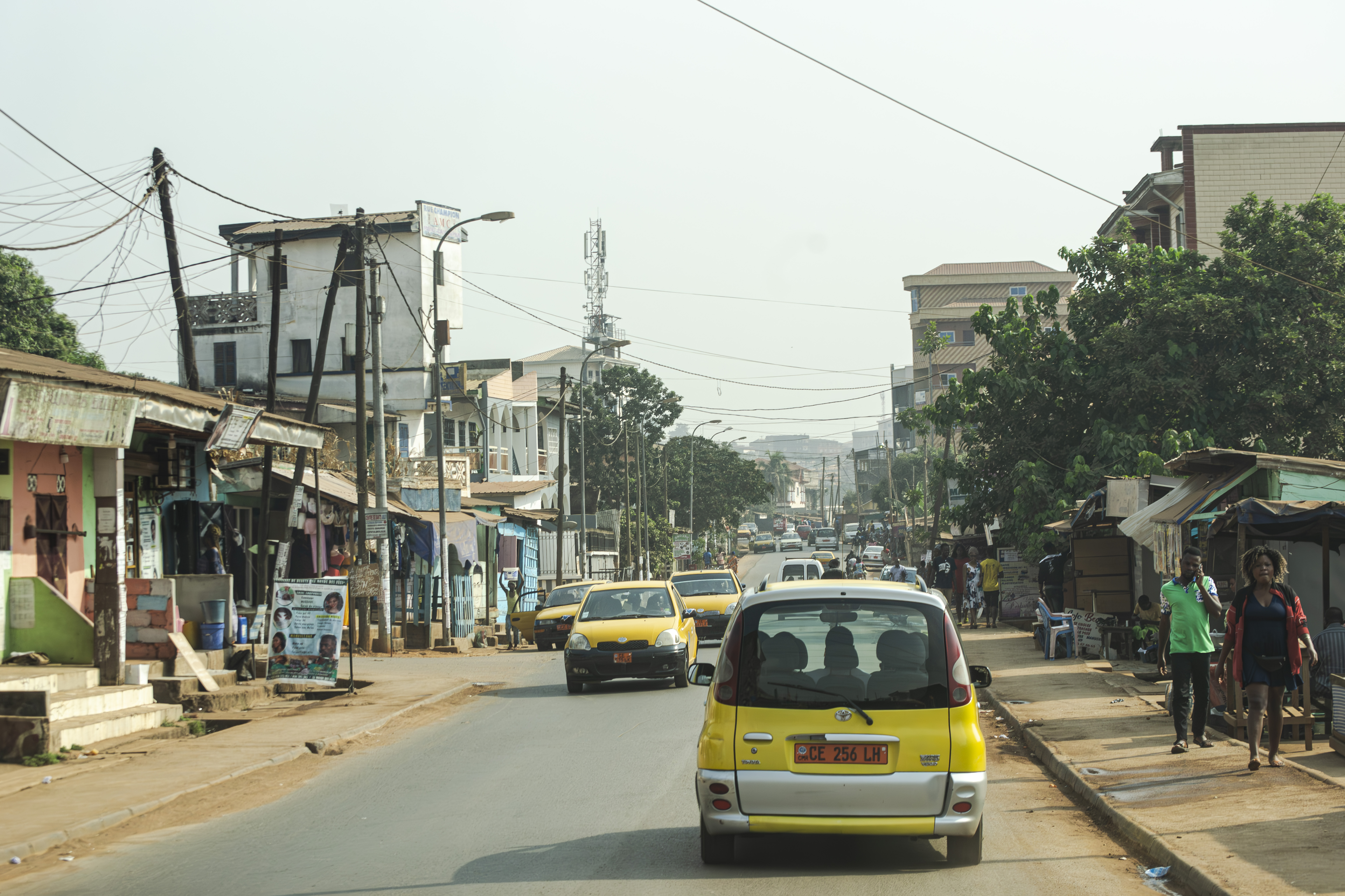 Trafic urbain sur un rue à le kondengui quartier de yaounde à Cameroun