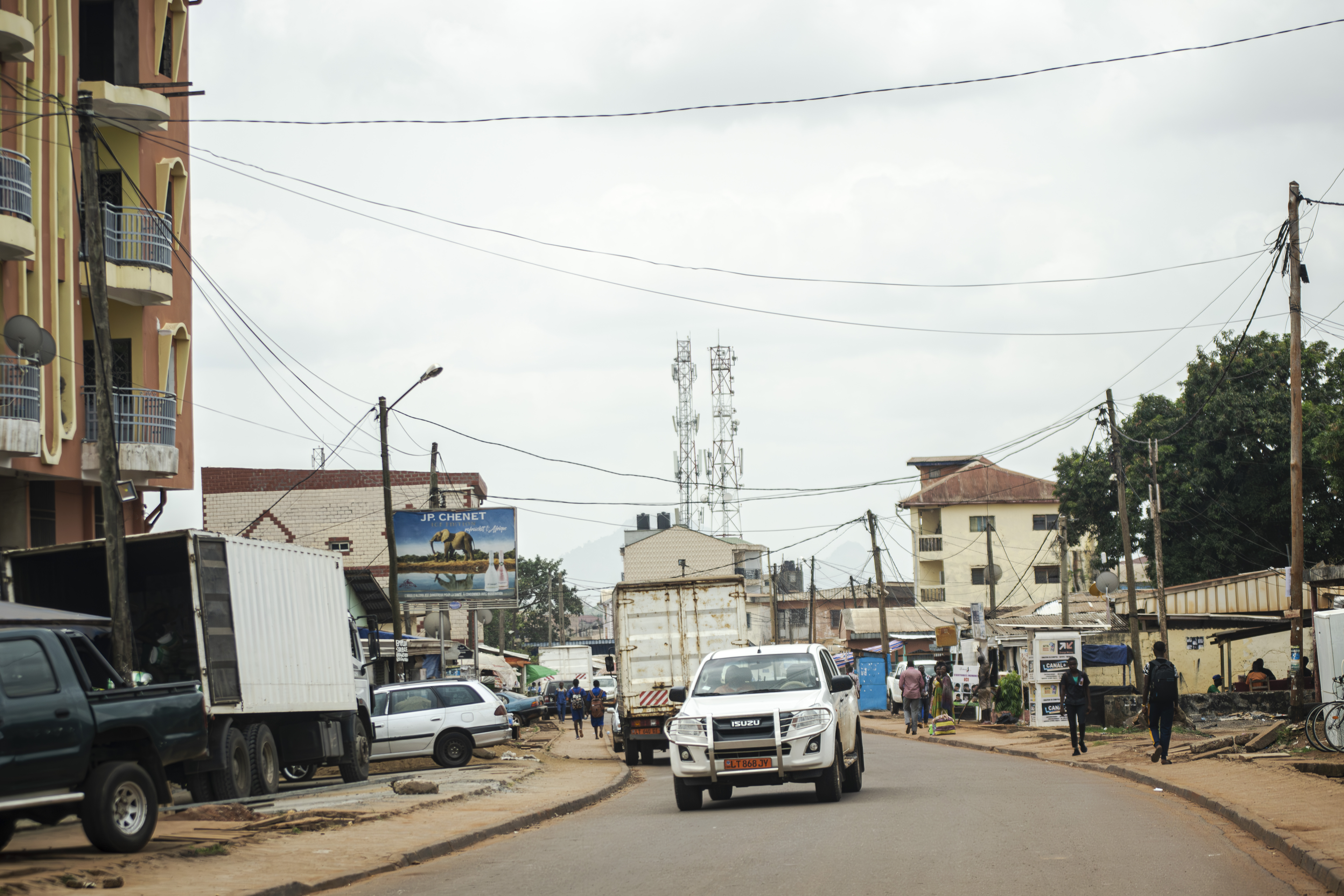 Trafic urbain sur un rue à le mvog-ada quartier à yaounde à Cameroun