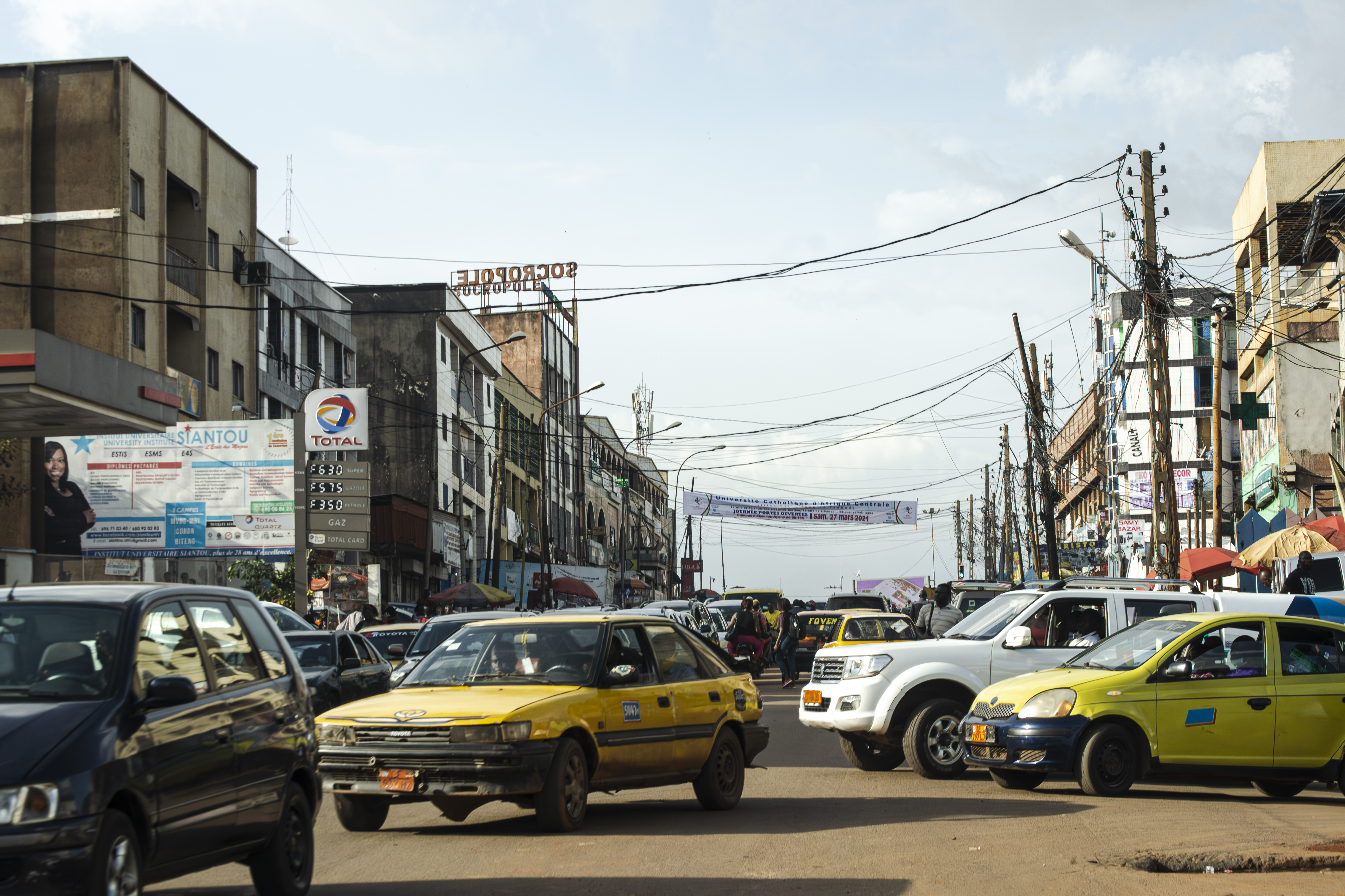 Trafic urbain sur un rue à le mvog-mbi quartier à Mbalmayo à Cameroun