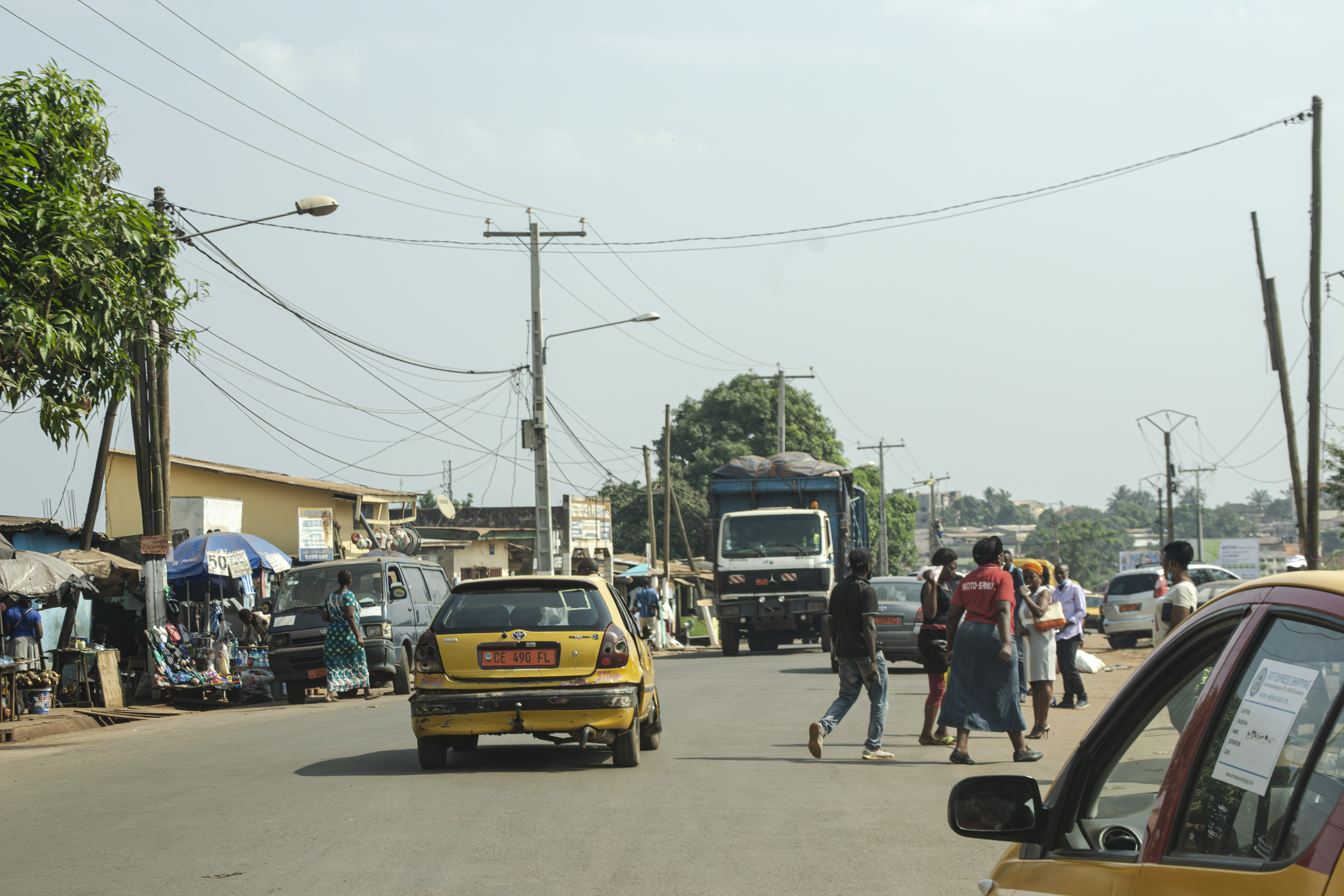 Trafic urbain sur un rue à le ngousso quartier de Mbalmayo à Cameroun