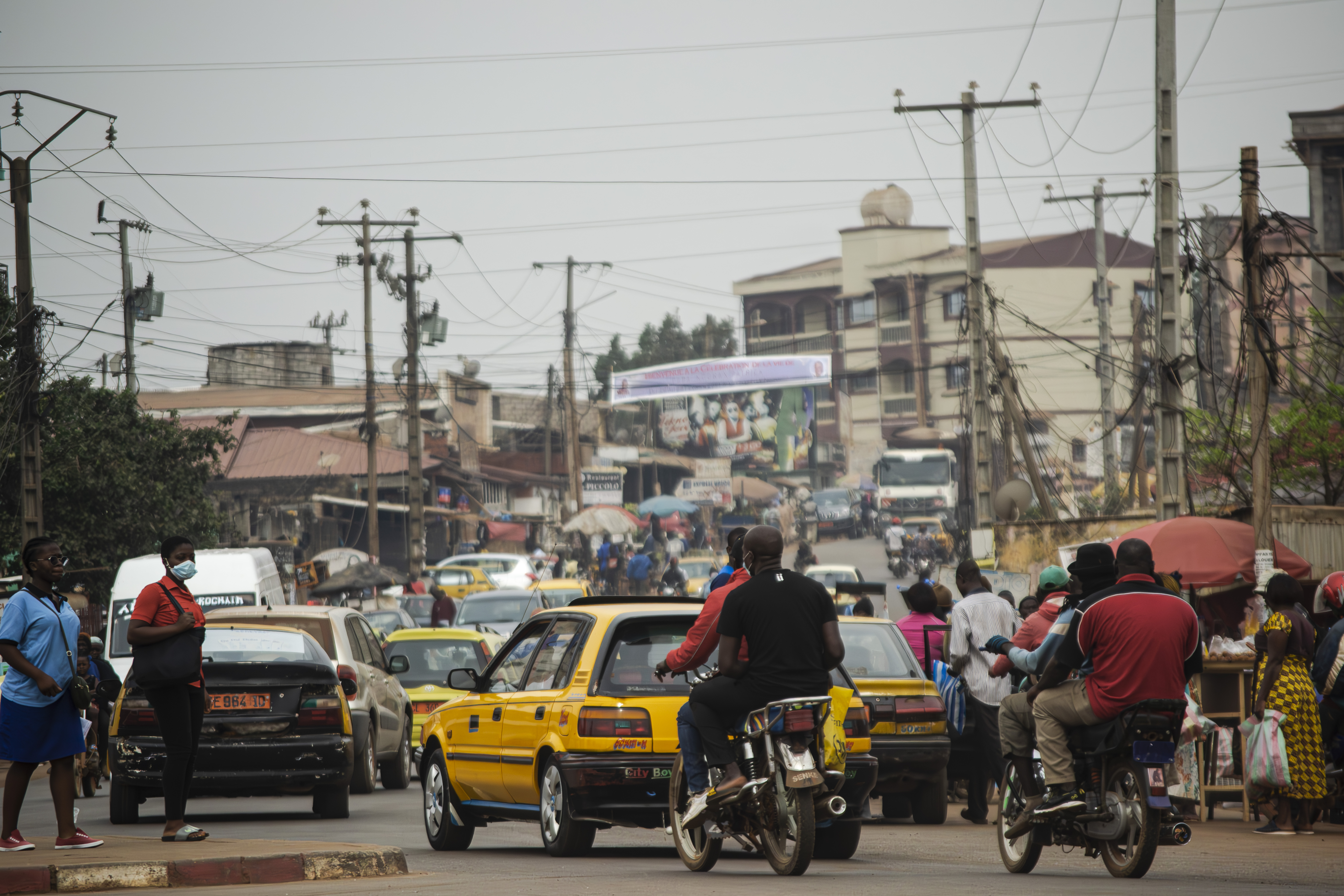 Trafic urbain sur un rue à le ngousso quartier de Yaounde à Cameroun