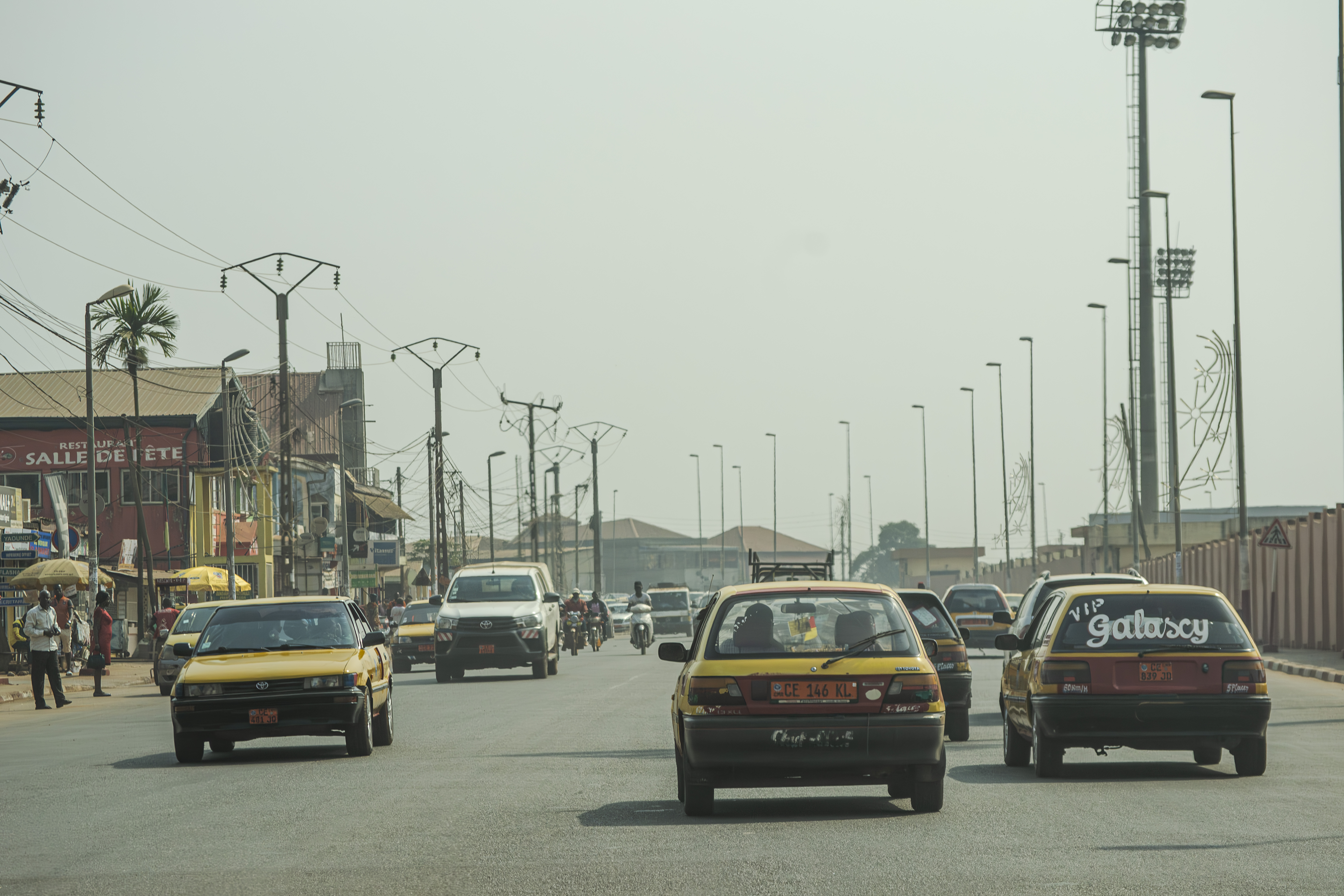 Trafic urbain sur un rue à le sports quartier called Stade Annex à Yaounde, Cameroun