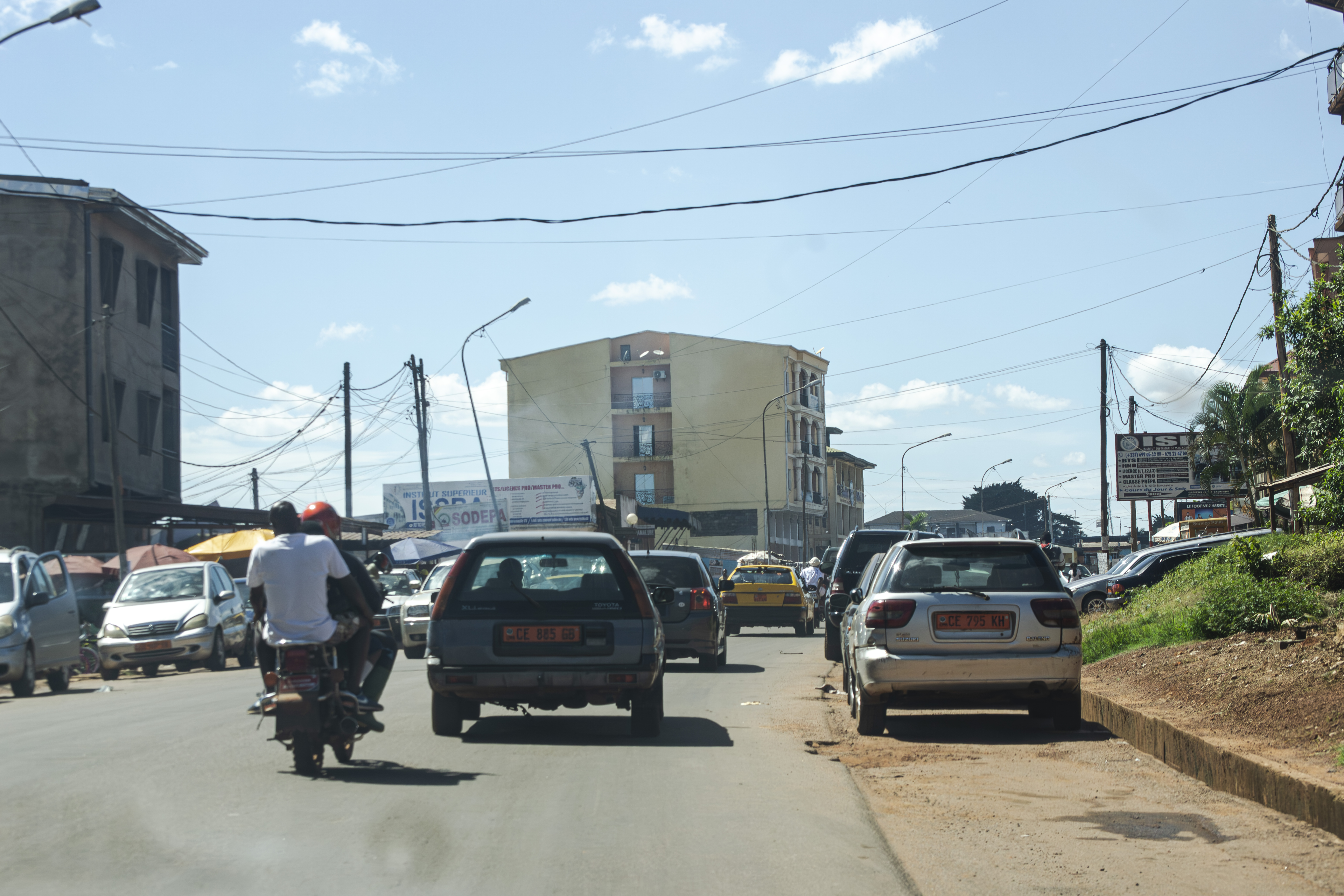 Trafic urbain sur un rue à le sports quartier called nouvelle route à yaounde à Cameroun