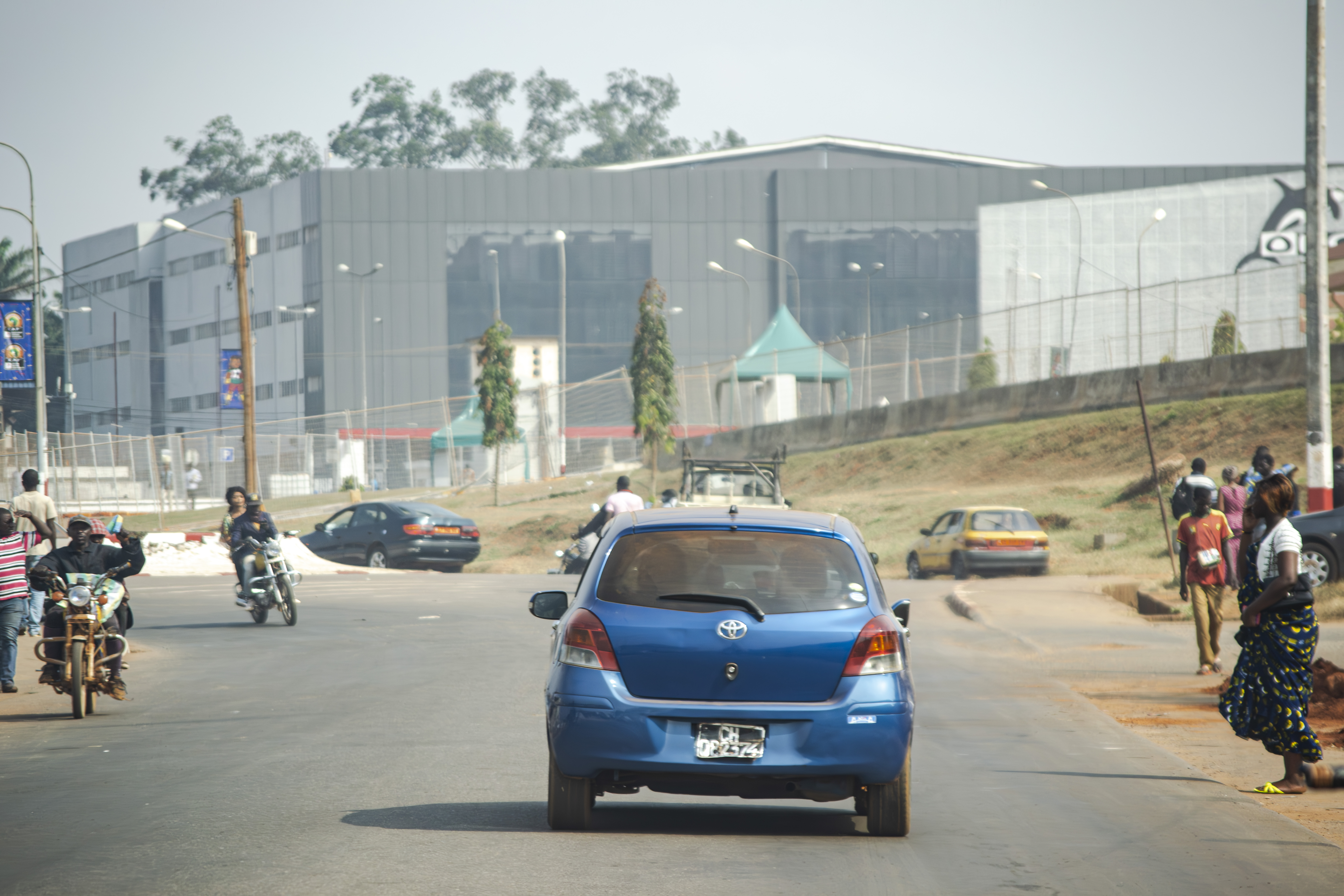 Trafic urbain sur un rue à le sports quartier called stade texaco à yaounde à Cameroun