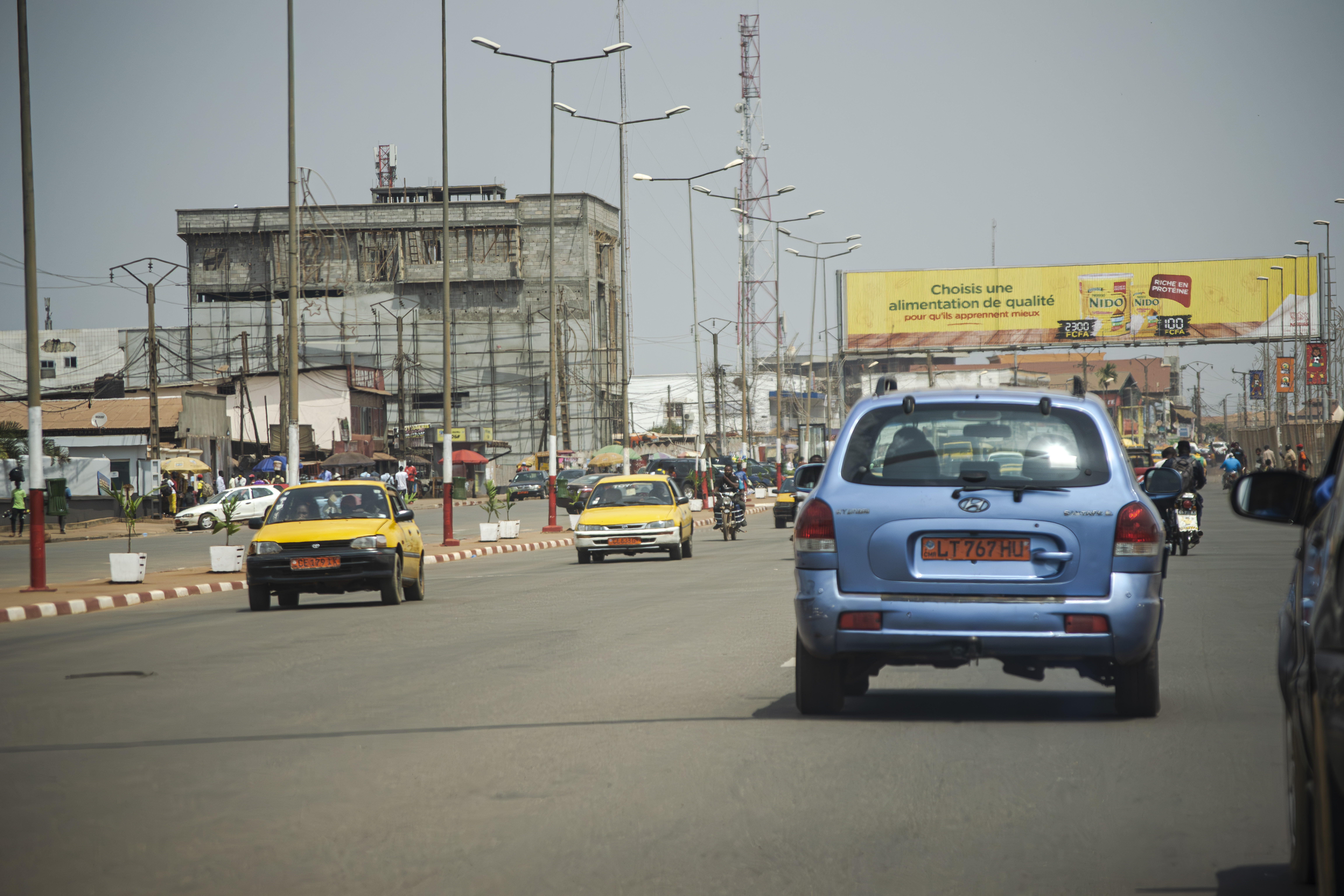 Trafic urbain sur un rue à le sports quartier à Yaounde, Cameroun