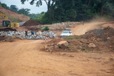Vehicle soulevant de la poussière sur un route non bitumée