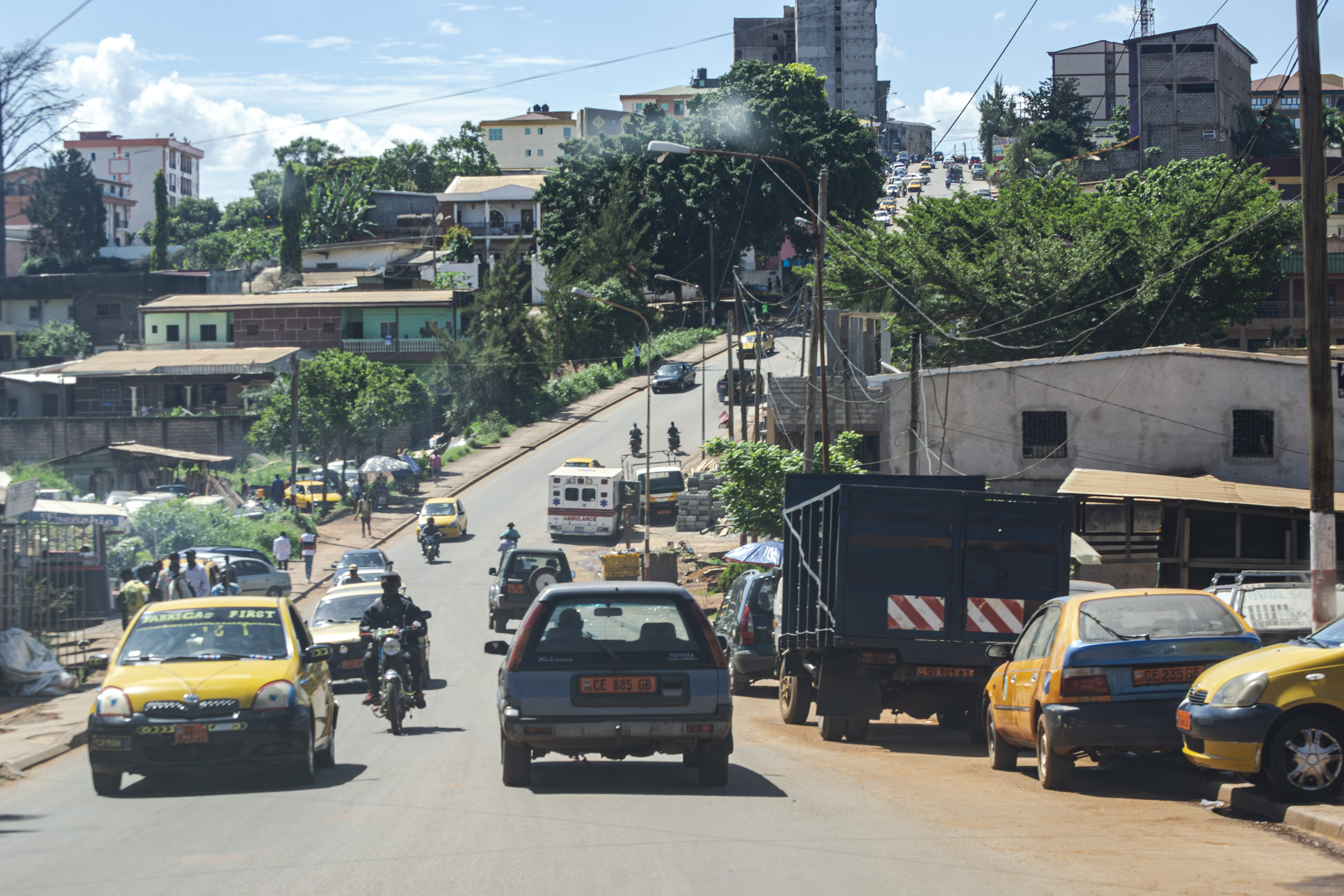 Vehicle Circulation à un rue à le omnisports quartier à un lieu-dit nouvelle route à yaounde, Cameroun