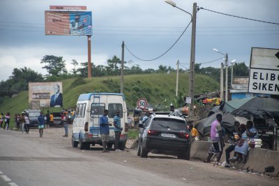 Véhicules garés sur le edge de le autoroute du nord à Côte d'Ivoire